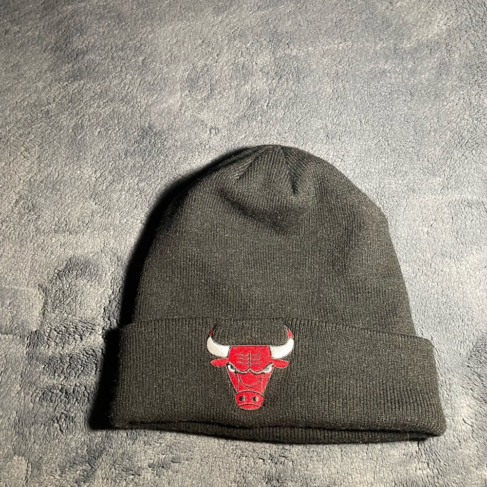 Red and Black Chicago Bulls Knit Hat
